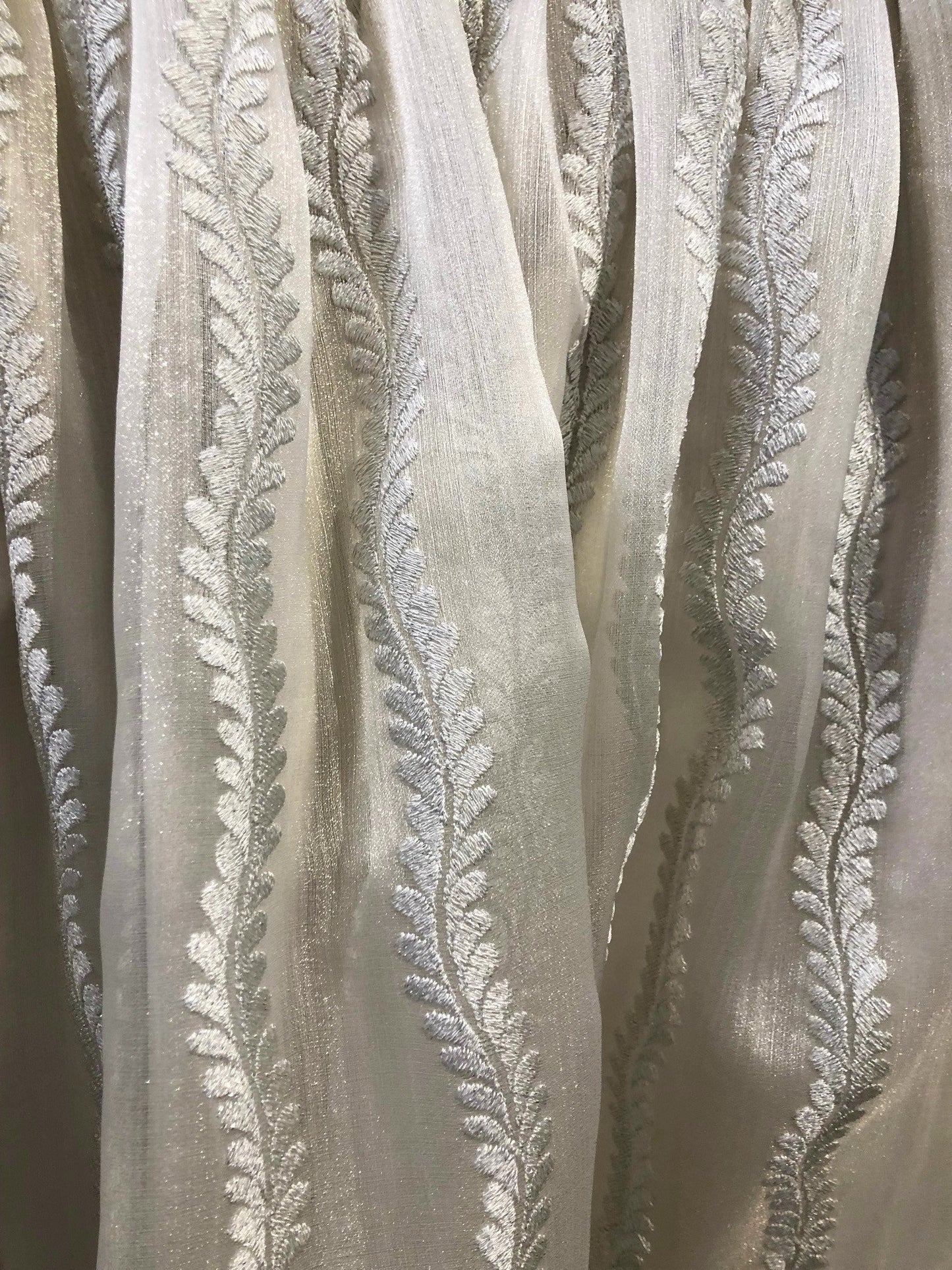 Luxury_bedding_collections-designer_bed_sets-master_bedroom_bedding_decor-opulent_bedding-Nuetral_colored_bedding-silver_and_cream_bedding-high_end_bedding-reilly_chance